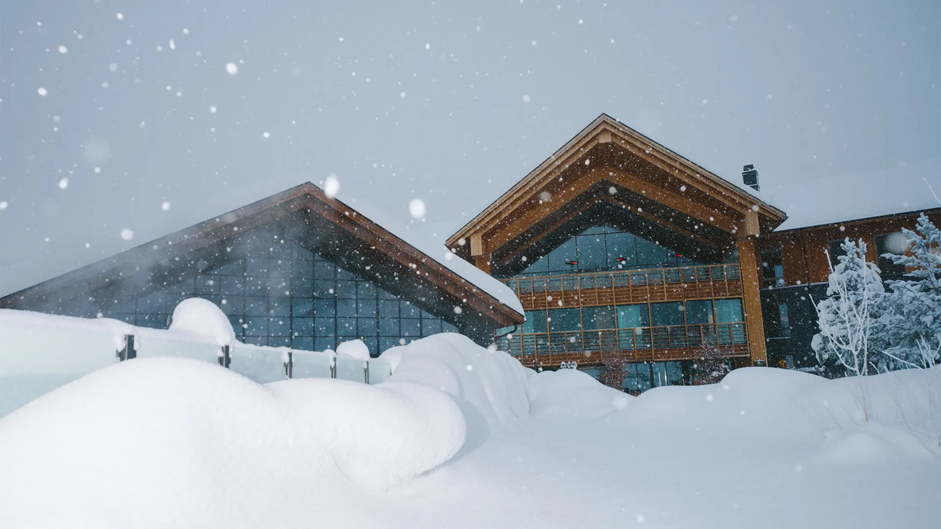 Fýri Resort i Hemsedal med snødekte omgivelser og snøfall om vinteren