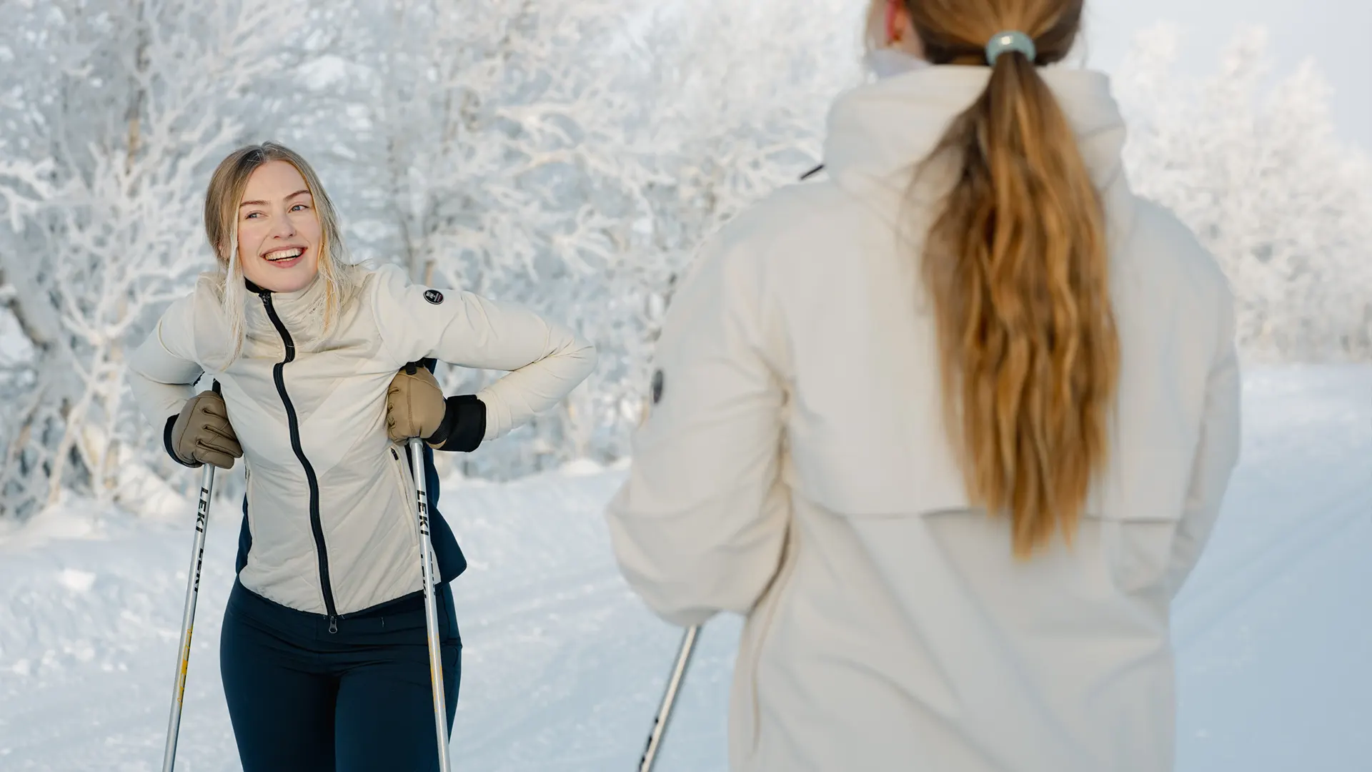 To kvinner på langrenn i vinterlandskap nær Fýri Resort i Hemsedal