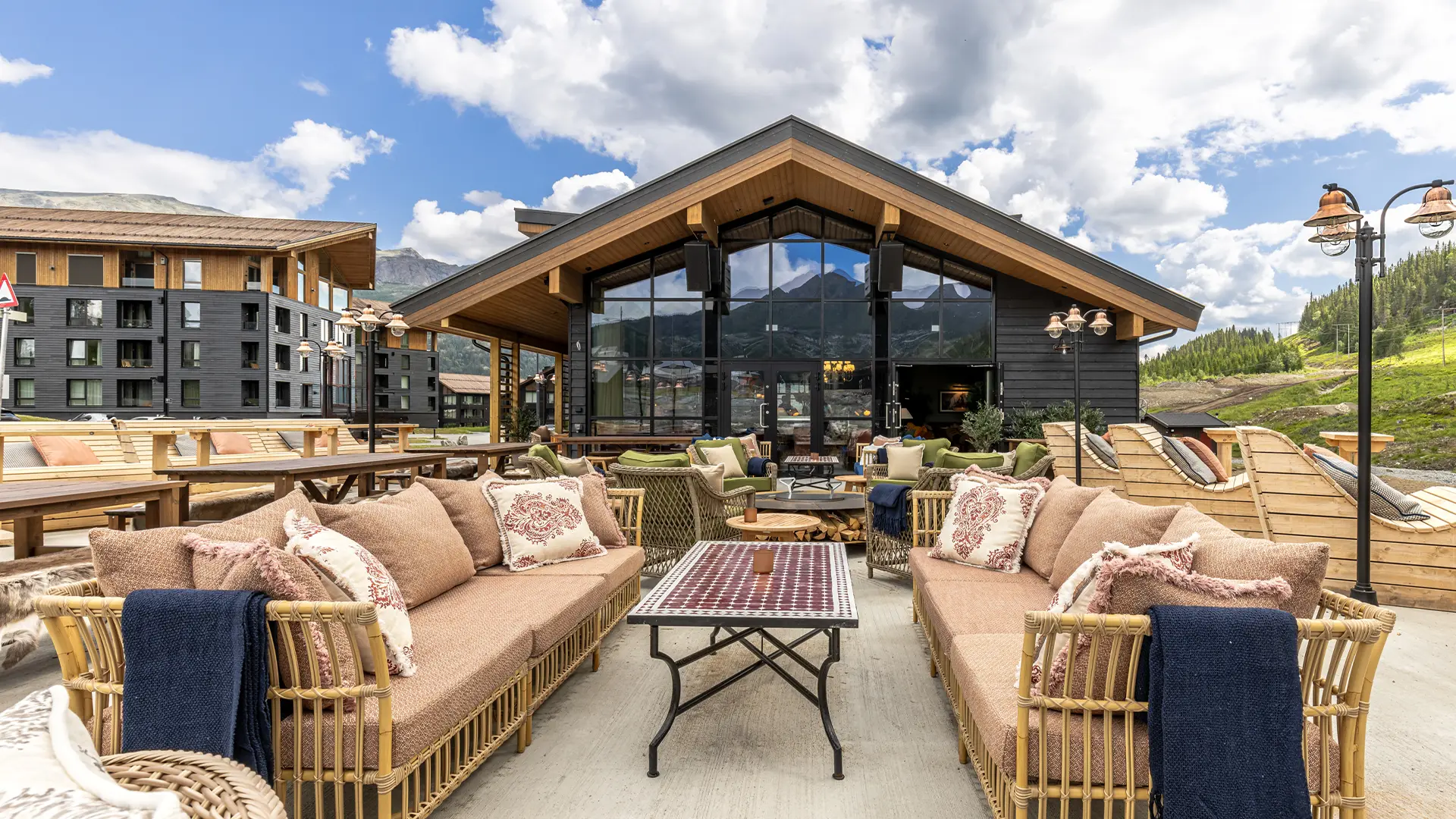 Loungeområde på uteserveringen på Rambler ved Fýri Resort i Hemsedal
