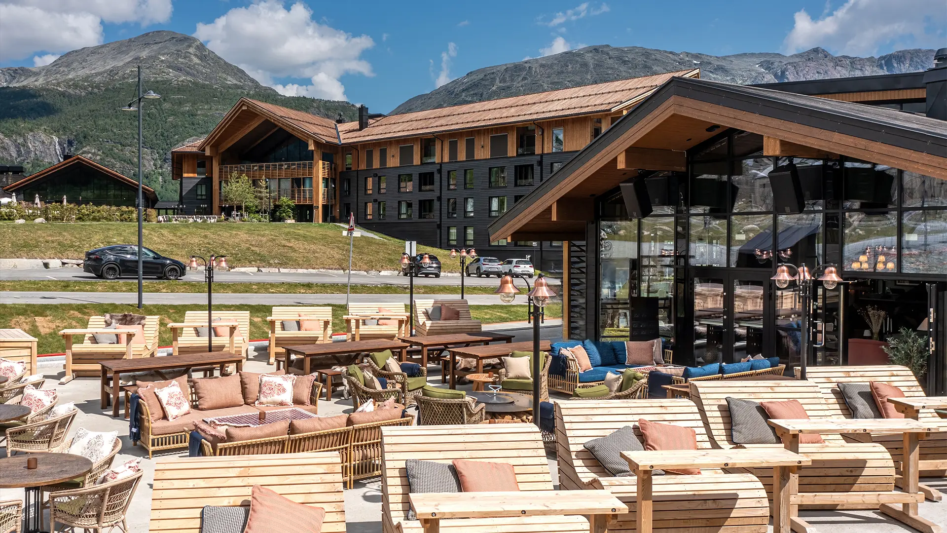 Uteserveringen på Rambler ved Fýri Resort i Hemsedal med loungemøbler og fjellutsikt