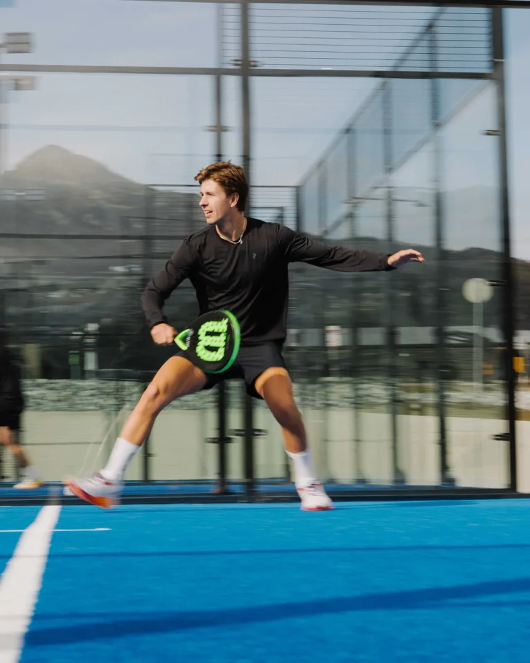 Person spiller padel på bane ved Fýri Resort i Hemsedal