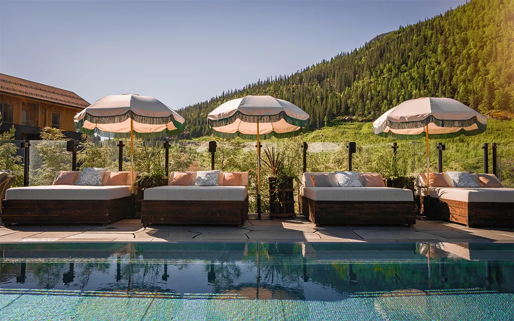 Solsenger ved utendørs basseng på Fýri Resort i Hemsedal om sommeren