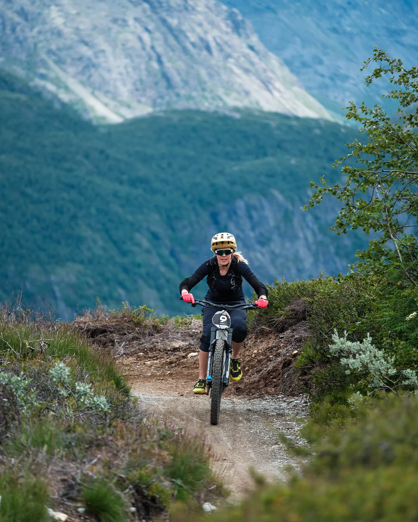 Person på stisykling i fjellet nær Fýri Resort i Hemsedal om sommeren
