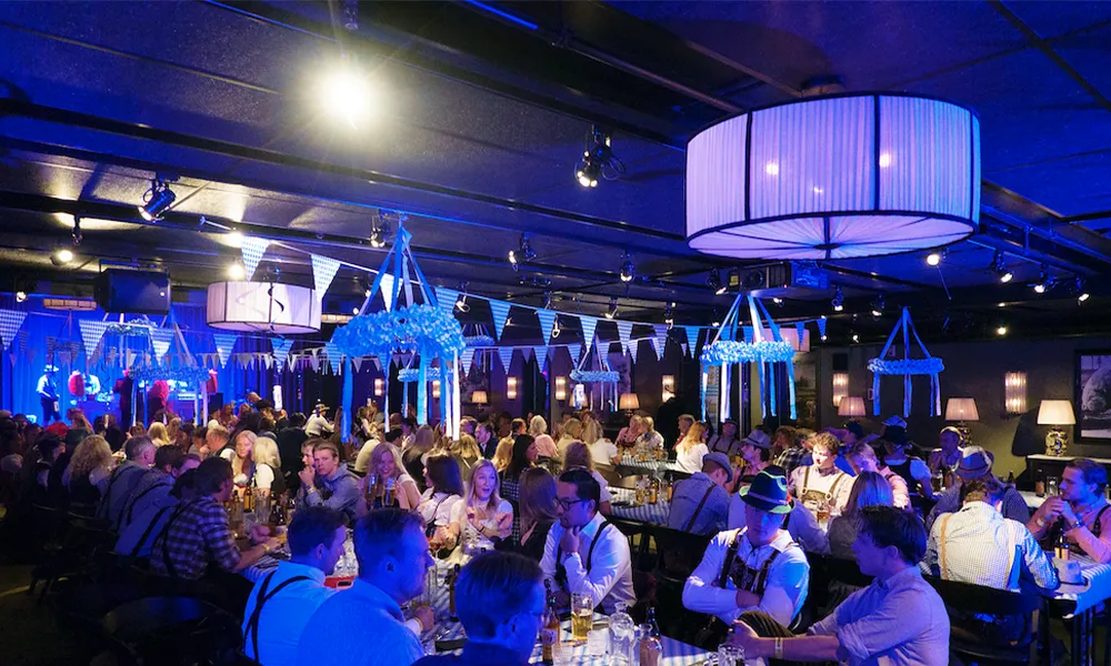 Oktoberfest på Fýri Resort og Stavkroa i Hemsedal med lange bord og feststemning