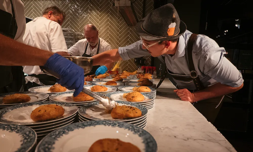 Servering av tradisjonell Oktoberfest-mat på Fýri x Stavkroa i Hemsedal