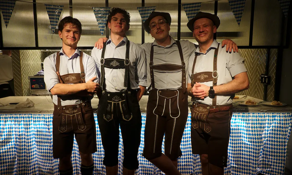 Ansatte i tyrolerklær under Oktoberfest Fýri x Stavkroa i Hemsedal