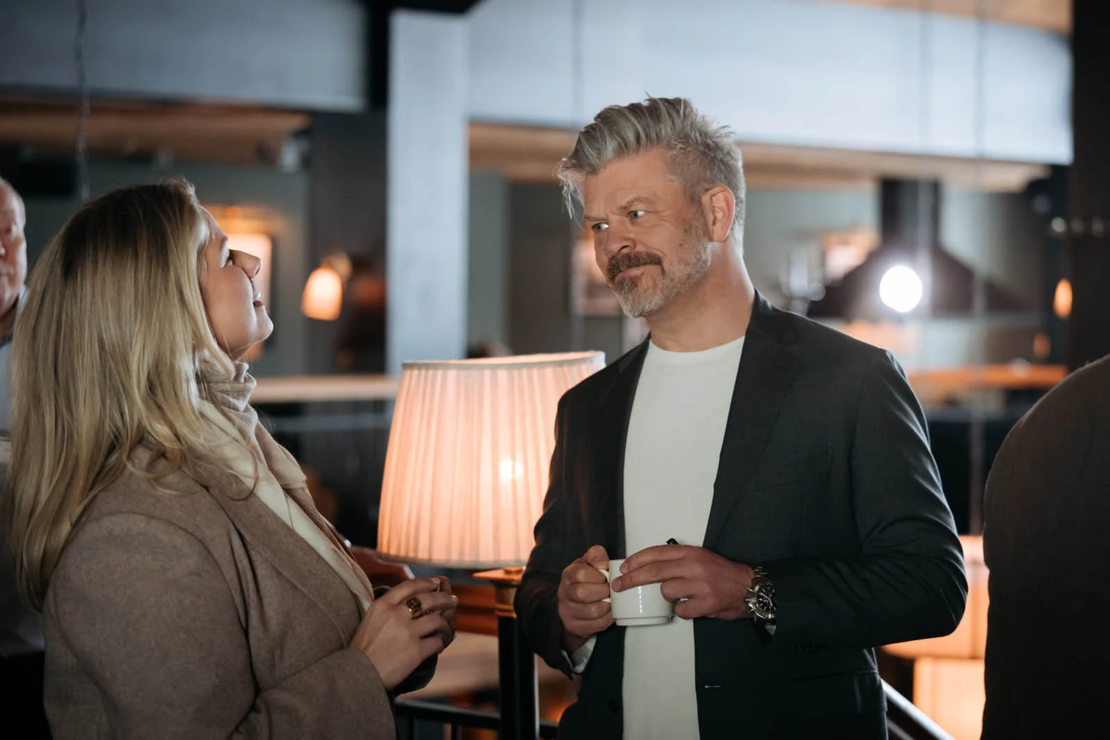 Kaffepause med nettverking Deltakere i samtale under kaffepausen på Oslo Business Forum Executive Experience