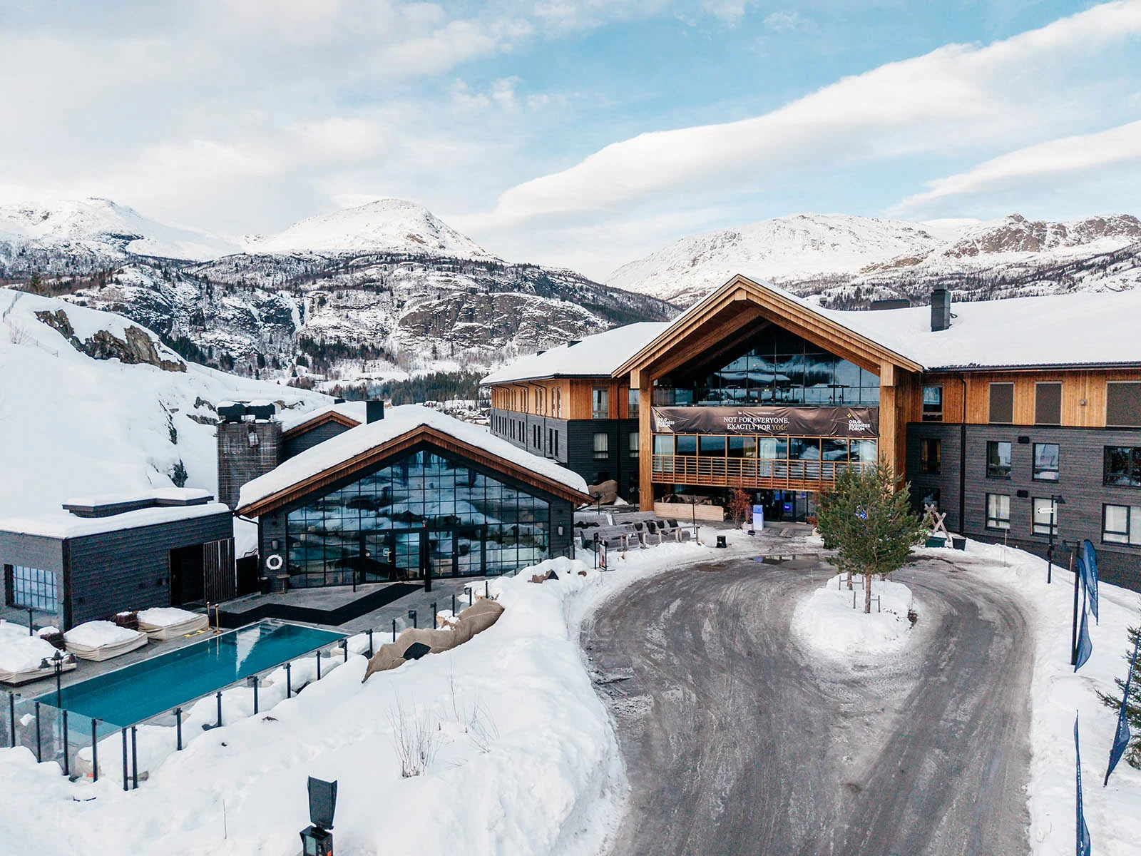 Fýri Resort i vinterdrakt Fýri Resort omgitt av snødekte fjell i Hemsedal