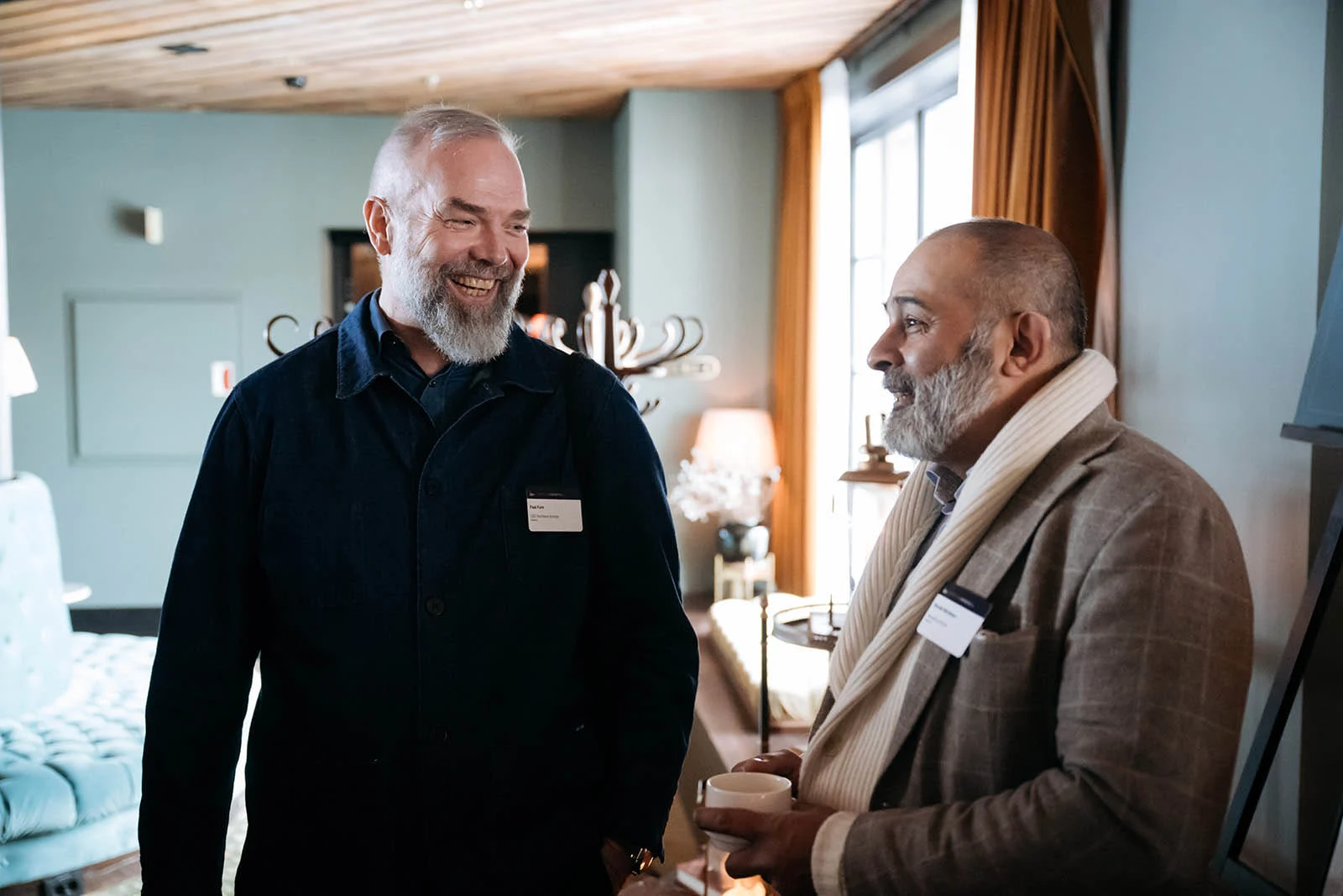 Nettverking under kaffepausen Deltakere i samtale under en kaffepause på Oslo Business Forum Executive Experience på Fýri Resort