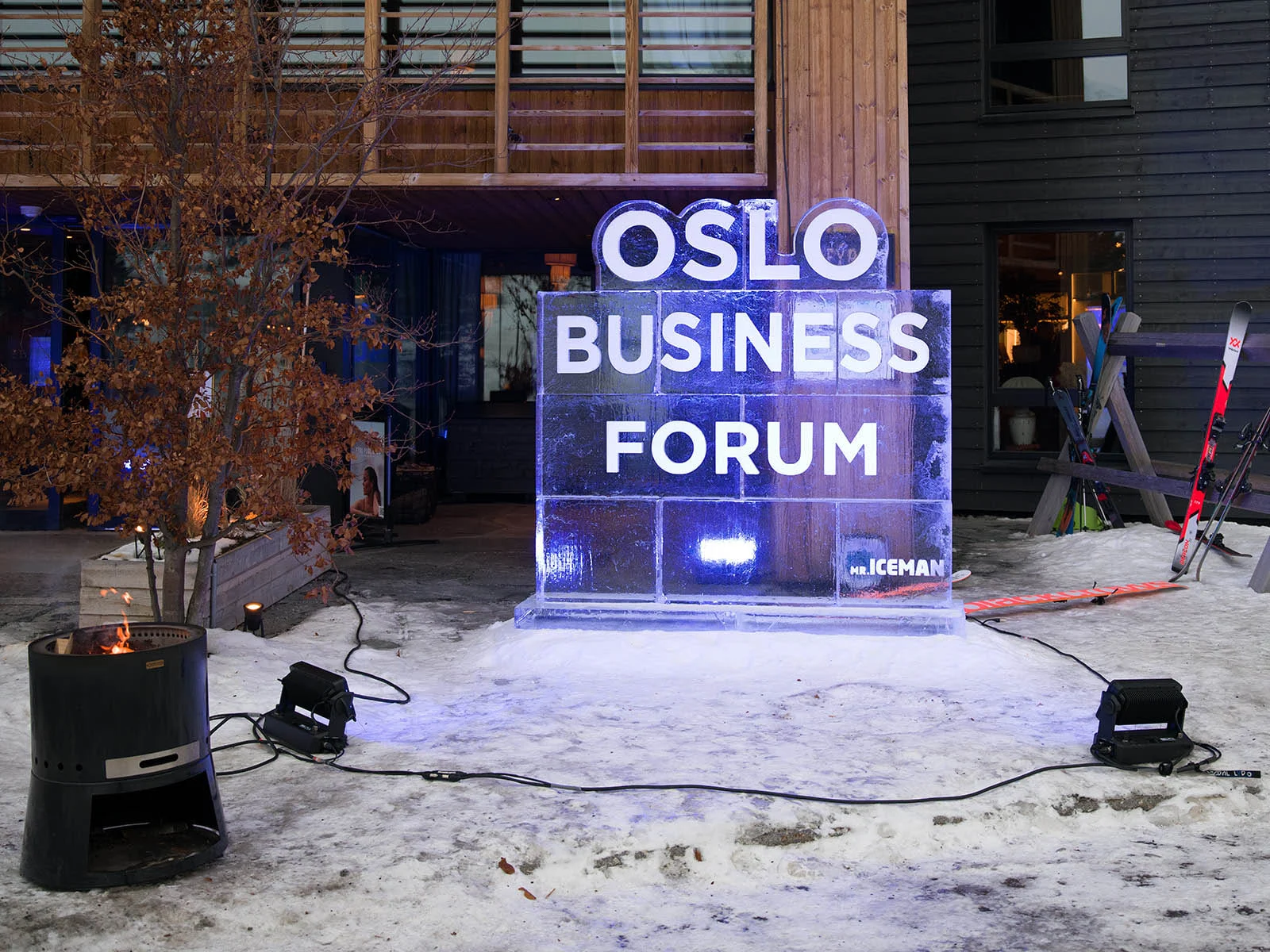 Velkomst med vinterpreg Iskulptur med Oslo Business Forum-logo utenfor Fýri Resort