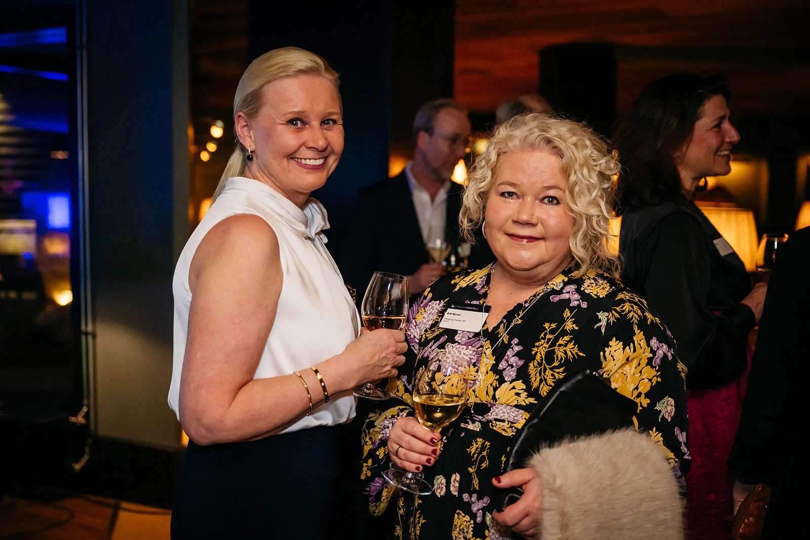Mingling på Oslo Business Forum Deltakere mingler under Oslo Business Forum Executive Experience på Fýri Resort