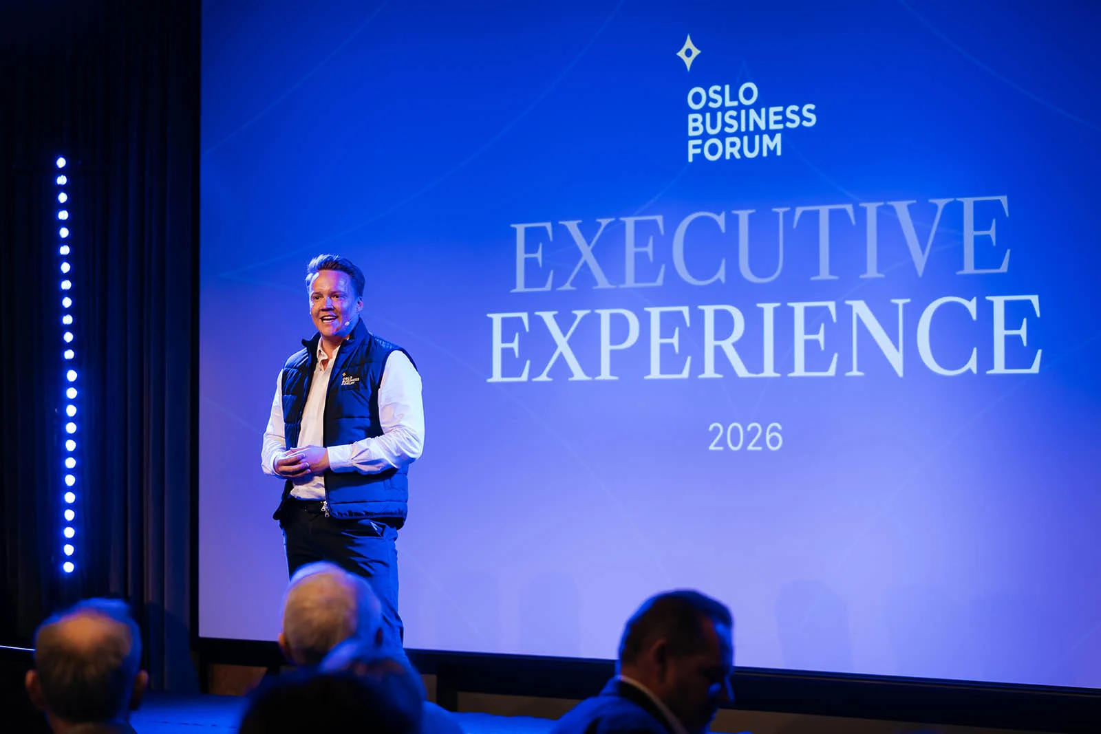 Velkommen til Executive Experience Velkomst på scenen under Oslo Business Forum Executive Experience på Fýri Resort